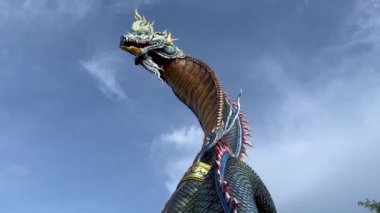 Buda heykeli ile Naga Kralı Güzel Naga heykeli, Wat Phu Manorom 'daki dev Naga heykelinin kralı, Mukdahan eyaleti Tayland ejderhası veya yılan kral heykeli