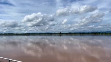 Mekong Nehri 'nin akan suları, dağların ve nehrin havadan görünüşü, Tayland manzarası, sabah vakti nehir üzerinde akan su manzarası, yağmur ormanları hava manzarası vardır.