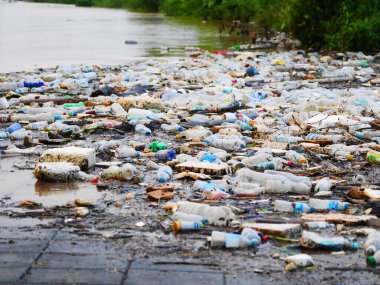 Çevreyi, kirliliği, plastik kirliliğini ve ekosistemler üzerindeki zararlı etkilerini kirleten atıkları ve atıkları içeren doğadaki plastik kirliliğinin etkili bir görüntüsü