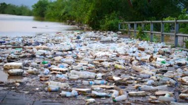 Çevreyi, kirliliği, plastik kirliliğini ve ekosistemler üzerindeki zararlı etkilerini kirleten atıkları ve atıkları içeren doğadaki plastik kirliliğinin etkili bir görüntüsü