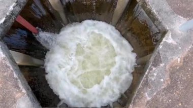 Su rezervuarından bir sızıntıya doğru akıyor. Görüntüler güçlü ve istikrarlı bir su akışını gösteriyor. Su yönetimi, koruma ve baraj alanındaki hem doğa hem de mühendisliği vurguluyor.