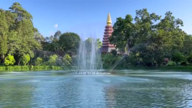 Çeşme havuzu parkı, yuvarlak bir çeşmenin su jeti, Phu Thok Tapınağı 'nda Pagoda, Tayland' ın Bueng Kan eyaletinde ünlü bir yer.