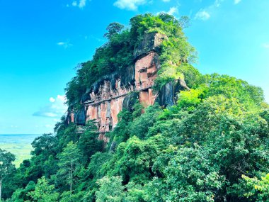 Bueng Kan Eyaleti, Tayland 'daki Phu Thok tapınağının merdivenleri, Jetiyakiri Tapınağı boyunca uzanan ahşap bir yürüyüş yolu manzarası.