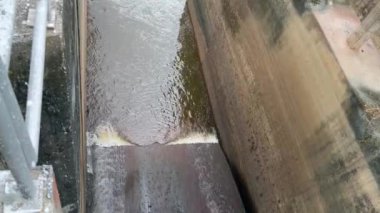 Beton barajın döküntü kapısı. Bu endüstriyel yapı, bir baraj sistemindeki, baraj altyapısındaki kontrollü akış ve boşalımı gösteren su rezervuarından su kanalları oluşturuyor.