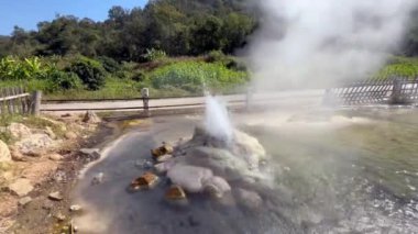 Ulusal Park 'taki Sıcak Pınar Doğal Havuzu, Tayland' ın kuzeyinde dağlarla çevrili Doğal Sıcak Bahar Banyosu, Buhar Yükselişi, siste akan su