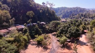 Berrak mavi gökyüzünün altındaki yemyeşil tepelere kurulmuş dağ köyü. Canlı çatılar, çevreleyen doğal manzarayla, insan yerleşimi ve doğa arasındaki ahenkle çok güzel tezat oluşturuyor.