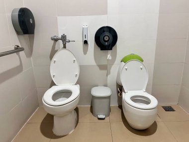 Engelliler için tuvalet, iki bitişik tuvaleti olan umumi tuvalet, bir standart ve çocuk dostu koltuğu olan. Temiz ve iyi korunan tesiste ulaşılabilirlik için bir tırabzan yer alıyor