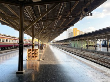 Bangkok, Tayland 'daki Hua Lamphong Tren İstasyonu' ndaki tren istasyonu. Perspektif yok olma noktasına götürür, istasyon çatı ve destek kirişleri