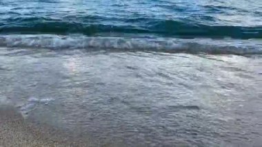 Yumuşak okyanus suyu kumlu bir sahilde yıkanarak huzur verici ve sakinleştirici bir atmosfer yaratır. Gelgitin ritmik hareketi rahatlama, meditasyon ve doğa temalı içeriği arttırır.
