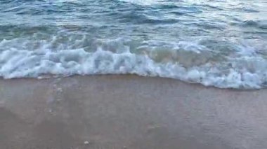 Yumuşak okyanus suyu kumlu bir sahilde yıkanarak huzur verici ve sakinleştirici bir atmosfer yaratır. Gelgitin ritmik hareketi rahatlama, meditasyon ve doğa temalı içeriği arttırır.