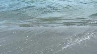 Yumuşak okyanus suyu kumlu bir sahilde yıkanarak huzur verici ve sakinleştirici bir atmosfer yaratır. Gelgitin ritmik hareketi rahatlama, meditasyon ve doğa temalı içeriği arttırır.