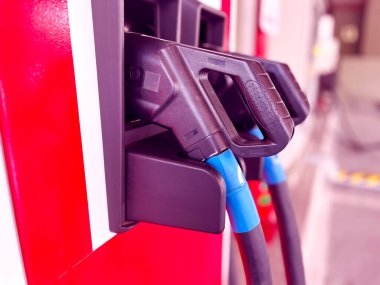 şarj kablolarına takılı elektrikli araç EV şarj istasyonu, modern sürdürülebilir ulaşım ve temiz enerji kavramı, benzin pompası nozülü