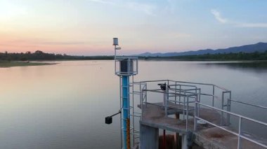 Bir su deposundaki sızıntı, bir baraj ve bir su deposundaki sızıntı. Suyun kontrollü salınımına tanık olmak, suyun işlenmemiş gücüne tanık olmak, su yönetimi ve mühendisliğini göstermektedir.