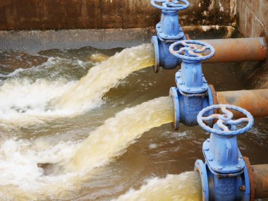 Beş mavi borusu olan endüstriyel drenaj sistemi bir su deposuna su boşaltıyor. Su yönetimi kavramı, atık su arıtımı ve çevre mühendisliği, sızıntı yolu