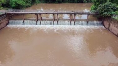 Kahverengi taşkın suyu, sulama, sel kontrolü ve çevresel izleme, doğal kaynak yönetimi ve altyapı, güçlü akımlı çamurlu su boşaltan bir baraj
