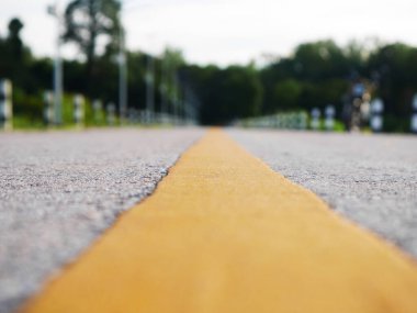 Sarı trafik çizgisi rengi. Sollamayı yasaklamak için çift katı çizgi, asfalta boyanmış yasak sollama sarı çizgiler, güvenli sürüş ve trafik düzenleyici kurallar