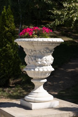 Şehir Parkı. Çiçekli Taş Vazo