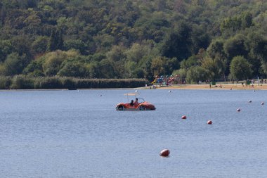 Valea Morilor Parkı. Lakeside plajı. Katamaran