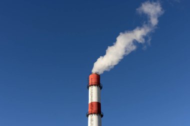 Termoelektrik santrali. Duman bacadan çıkıyor.