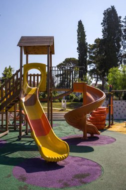 Karadağ 'ın güneşli Portonovi manzarasında, bu canlı ve davetkar çocuk parkı renkli ekipmanları ve güvenli, eğlence dolu çevresiyle genç maceracıları davet ediyor