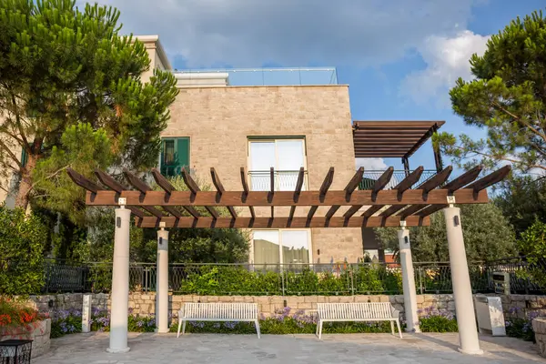 Porto Novi Serenity: Karadağ 'da Akdeniz mimarisi, yemyeşil bahçeler ve manzaralı dağ manzaralı lüks kıyı inzivası. Seyahat, emlak ve yaşam tarzı temaları için mükemmel..