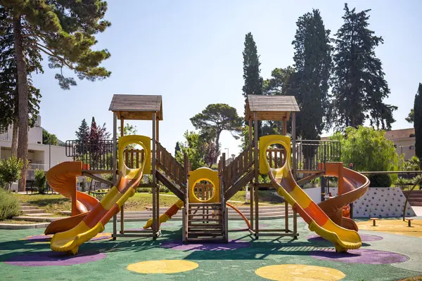 Karadağ 'ın güneşli Portonovi manzarasında, bu canlı ve davetkar çocuk parkı renkli ekipmanları ve güvenli, eğlence dolu çevresiyle genç maceracıları davet ediyor