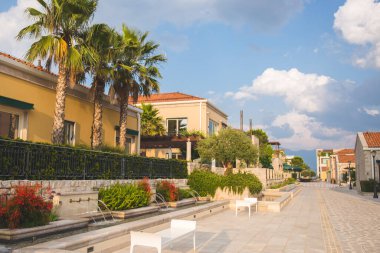 Porto Novi Serenity: Karadağ 'da Akdeniz mimarisi, yemyeşil bahçeler ve manzaralı dağ manzaralı lüks kıyı inzivası. Seyahat, emlak ve yaşam tarzı temaları için mükemmel..