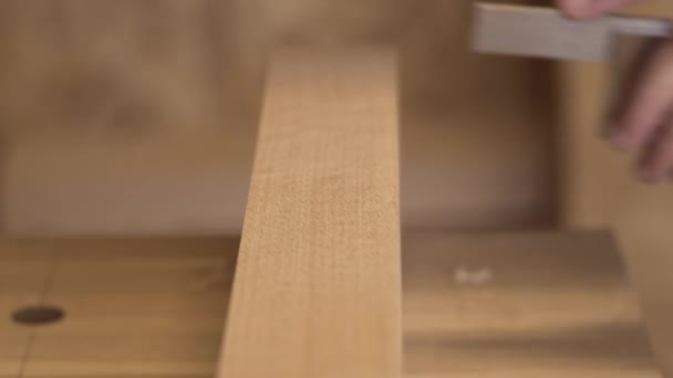 Carpinteiro Olhando Para Nível Depois Aplainar Madeira Imagens Alta Qualidade — Vídeo de Stock