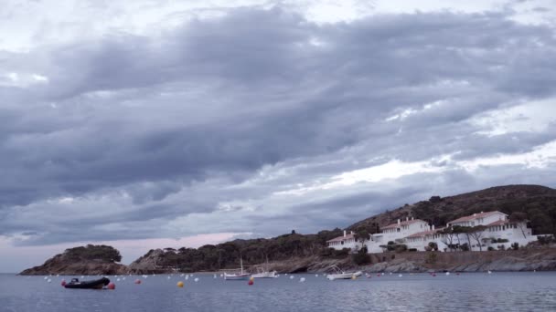 Belleza Costera Cadaques Barcos Flotando Mar Bajo Cautivador Cielo Nublado — Vídeo de stock