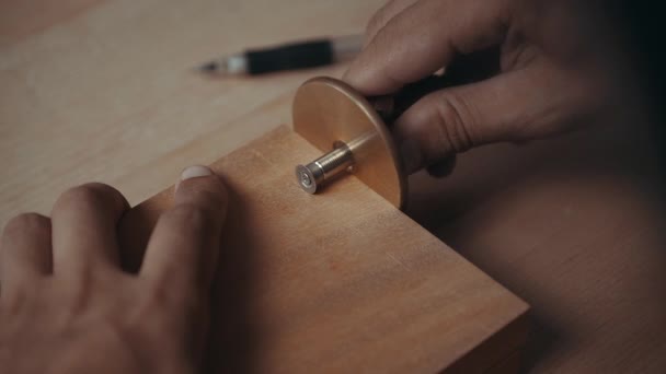 Masterful Woodworking Profundidad Marcado Para Juntas Perno Caoba Precisas Con — Vídeos de Stock