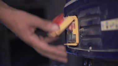 Bir marangozun Testereli Güç Düğmesinin Aktivasyon Detayları. Yüksek kalite 4k görüntü