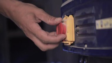 Bir marangozun Testereli Güç Düğmesinin Aktivasyon Detayları. Yüksek kalite 4k görüntü