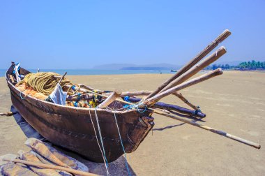 Sahilde park etmiş bir balıkçı teknesi.