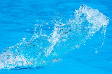 Temiz mavi su sıçraması yakalandı.