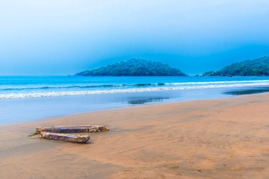 Sabahları güzel ve sakin Goa plajı