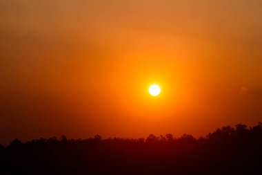Gün batımı her şeyi turuncuya çeviriyor. Akşamları nefes kesici bir manzara.