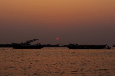 Deniz sahilinde gün batımı