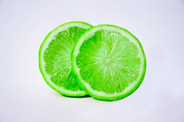 Yeşil limonların olgun limonlara kıyasla daha asidik ve turta tadı vardır. Tadı çok keskin olabilir ve olgunlaşmanın getirdiği ince tatlılıktan yoksun olabilir..