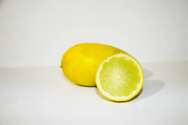 Olgun limonlar genellikle bir haftaya kadar, kısa bir süre için oda sıcaklığında depolanabilir.. 