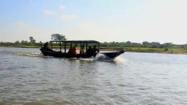 Sylhet, Bangladeş 'in huzur dolu güzelliğini tecrübe edin. Yüksek kaliteli videomuz Sylhet Nehri boyunca süzülen teknelerin büyüleyici görüntüsünü yakalıyor..