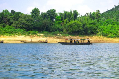 Doğal huzurun özünü bu büyüleyici stok fotoğrafıyla yakalayın. Yeşilliğin berrak mavi sularla buluştuğu bir dünyaya dalın ve güzel bir manzara yaratın..