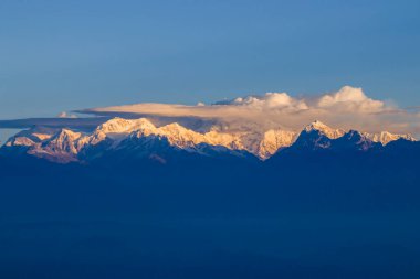 2.590 metre yükseklikte yer alan Tiger Hill, Himalayalar 'ın panoramik manzaralarıyla ünlüdür.. 