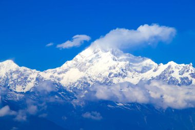 Darjeeling 'den Kanchanjunga' nın çarpıcı manzarası görkemli Himalaya zirvesini altın gündoğumu renklerinde yakalıyor..