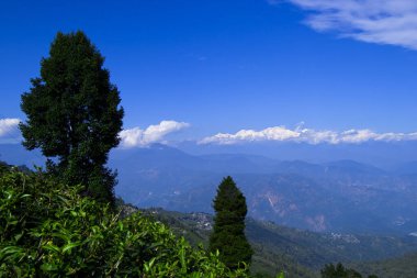 Mavi gökyüzü ve Kanchanjunga manzarası Darjeeling, Hindistan 'dan inanılmaz.