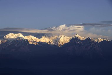 Kangchenjunga gün doğumunda altın gibi parlayarak dünyanın üçüncü en yüksek zirvesinin görkemli güzelliğini yakalıyor.. 