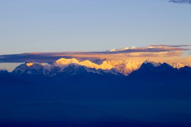 Kangchenjunga gün doğumunda altın gibi parlayarak dünyanın üçüncü en yüksek zirvesinin görkemli güzelliğini yakalıyor.. 