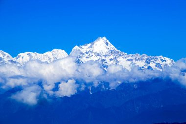 Darjeeling 'den Kanchanjunga' nın çarpıcı manzarası görkemli Himalaya zirvesini altın gündoğumu renklerinde yakalıyor..