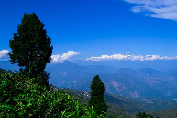 Mavi gökyüzü ve Kanchanjunga manzarası Darjeeling, Hindistan 'dan inanılmaz.