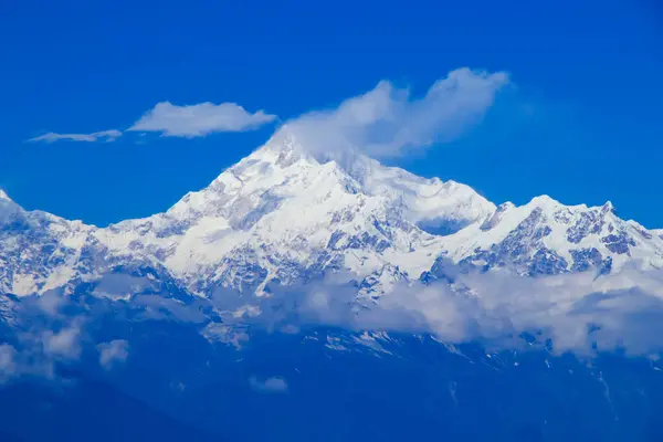 Darjeeling 'den Kanchanjunga' nın çarpıcı manzarası görkemli Himalaya zirvesini altın gündoğumu renklerinde yakalıyor..