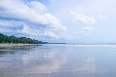 Cox 's Bazar, Bangladeş' te canlı bir gökyüzüne karşı nefes kesici bir deniz manzarası..